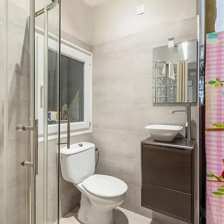 Open-concept Near Market