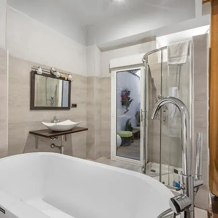 Open-concept Near Market Alicante