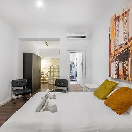 Open-concept Near Market Appartement